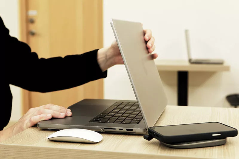 Moshi iGlaze – Kietas dėklas, skirtas MacBook Pro 16" (M4/M3/M2/M1/2024-2021) (Tamsiai skaidrus)