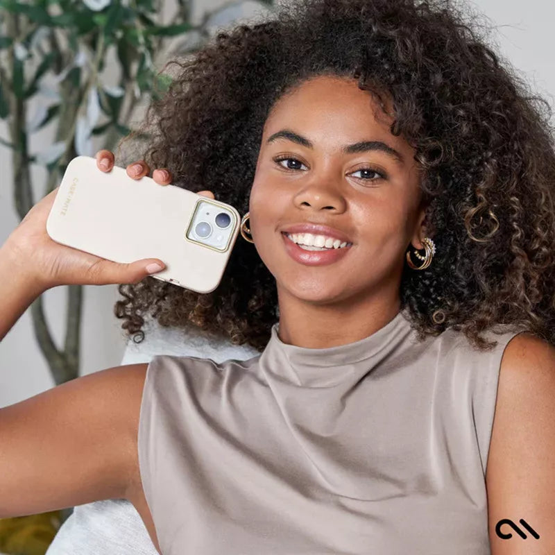 Case-Mate Silicone MagSafe – Dėklas iPhone 15 / iPhone 14 / iPhone 13 (smėlio spalvos)