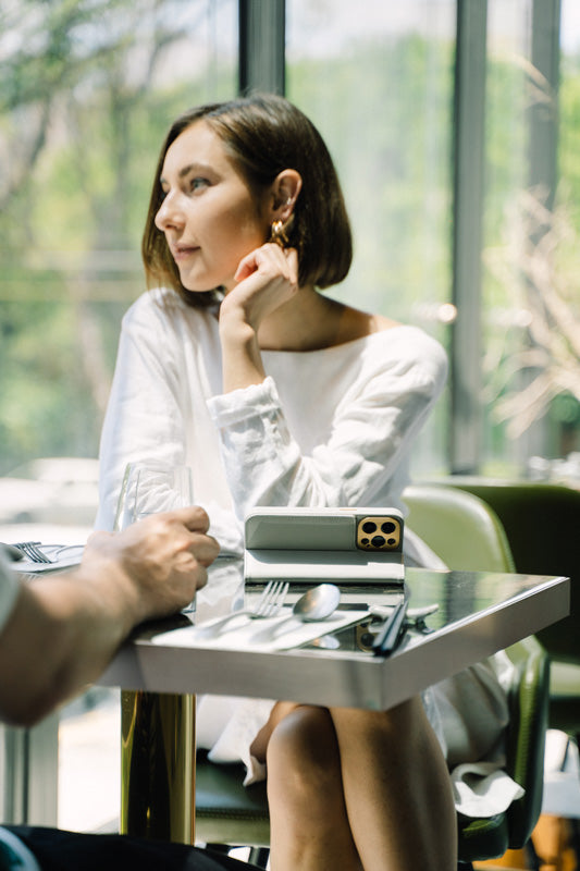 "Moshi Overture MagSafe" dėklas su nuimama magnetine pinigine, skirtas "iPhone 14 Plus" (pilkas)