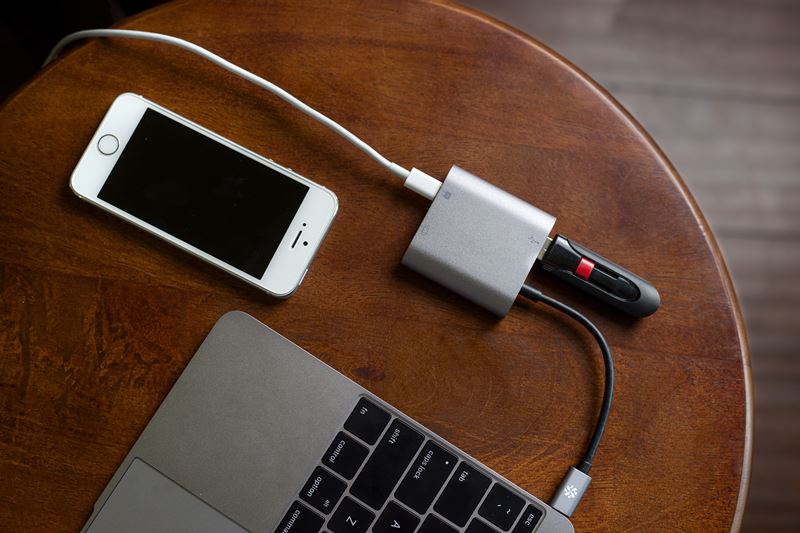 Kanex USB-C VGA adapteris su maitinimo tiekimo funkcija – USB 1,5 A, USB-C maitinimo tiekimas 60 W + VGA Full HD (anoduotas aliuminis)