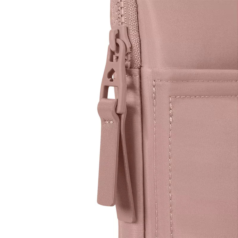 Kate Spade New York Pūstas dėklas – MacBook Pro 16" / Nešiojamojo kompiuterio 16" (Madison Rouge Nailonas)