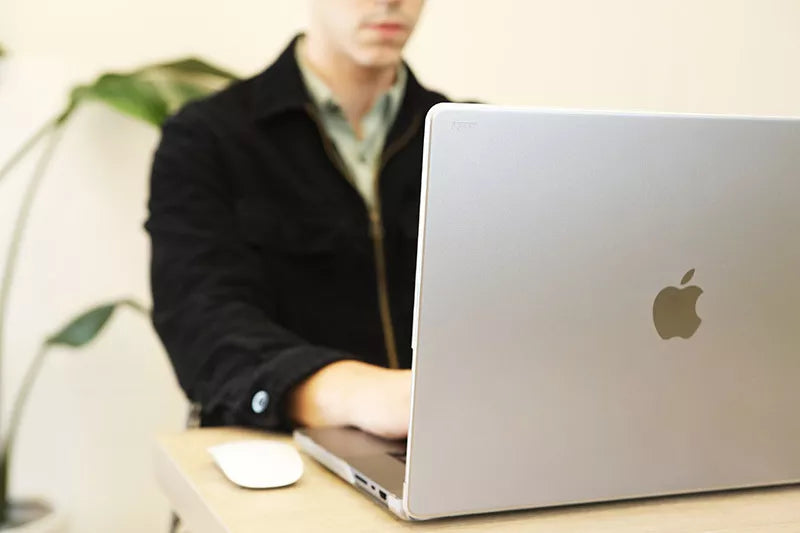Moshi iGlaze – Kietas dėklas, skirtas MacBook Pro 16" (M4/M3/M2/M1/2024-2021) (Tamsiai skaidrus)