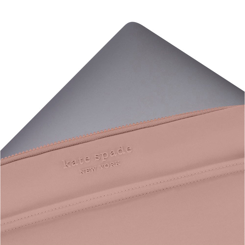 Kate Spade New York Pūstas dėklas – MacBook Pro 16" / Nešiojamojo kompiuterio 16" (Madison Rouge Nailonas)