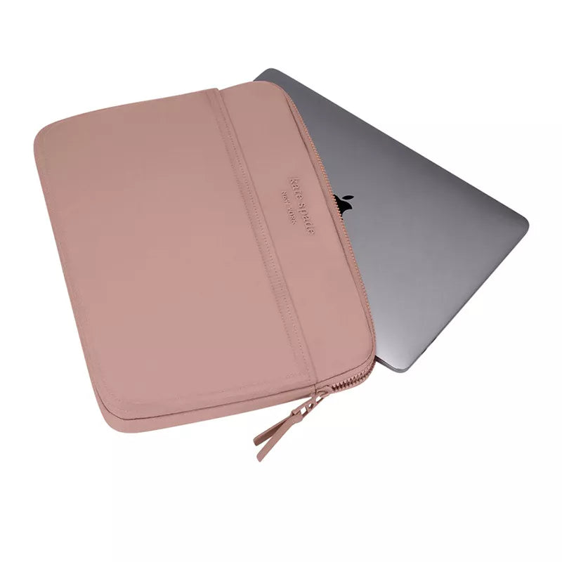 Kate Spade New York Pūstas dėklas – MacBook Pro 16" / Nešiojamojo kompiuterio 16" (Madison Rouge Nailonas)