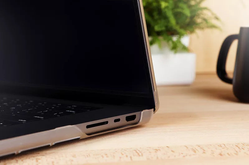 Moshi iGlaze – Kietas dėklas, skirtas MacBook Pro 16" (M4/M3/M2/M1/2024-2021) (Tamsiai skaidrus)
