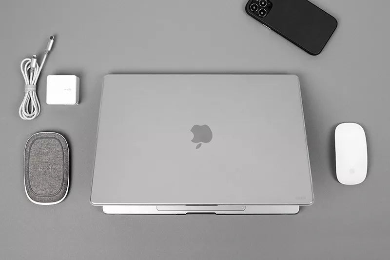 Moshi iGlaze – Kietas dėklas, skirtas MacBook Pro 16" (M4/M3/M2/M1/2024-2021) (Tamsiai skaidrus)