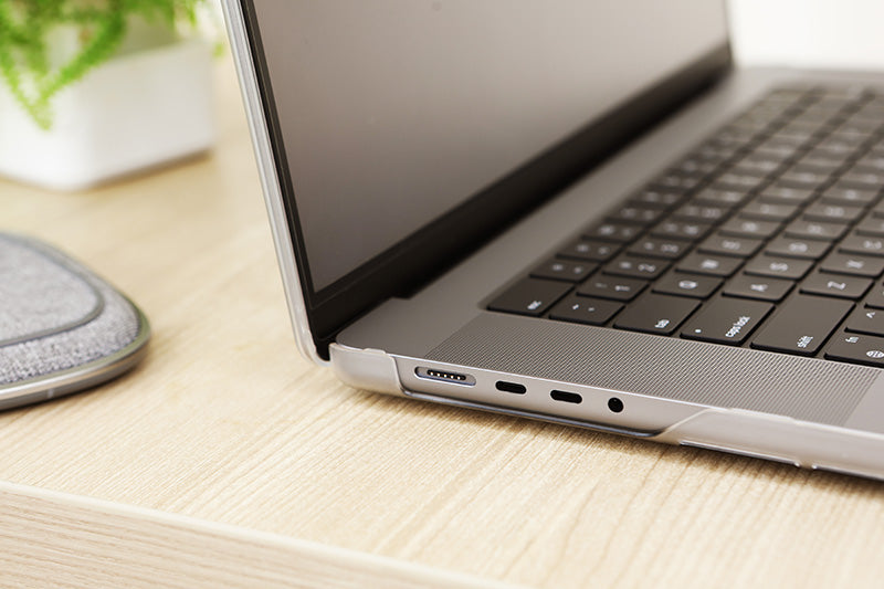 Moshi iGlaze - kietas dėklas, skirtas MacBook Air 13,6 colio M4 (2025) / M3 (2024) / M2 (2022) (paslaptinga juoda)