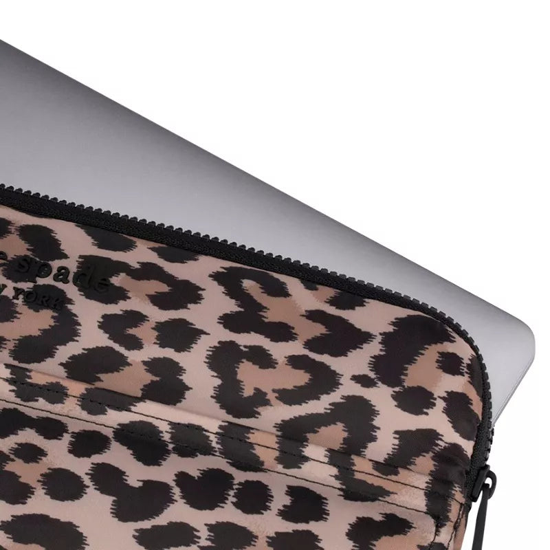 Kate Spade New York Kamšytas dėklas - MacBook Pro 16" / 16" nešiojamojo kompiuterio dėklas (Classic Leopard)