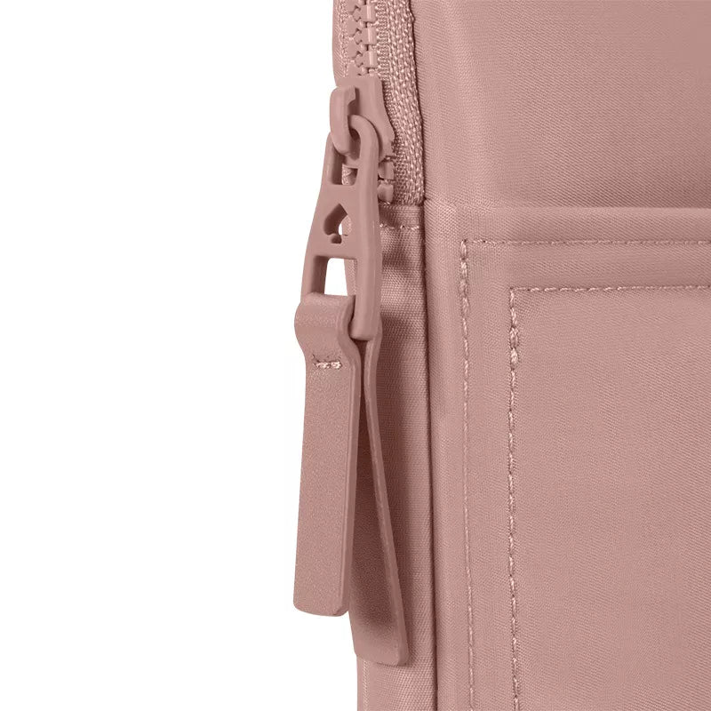 Kate Spade New York pūsto audinio dėklas – MacBook Pro 14" / Nešiojamojo kompiuterio 14" dėklas (Madison Rouge Nailonas)