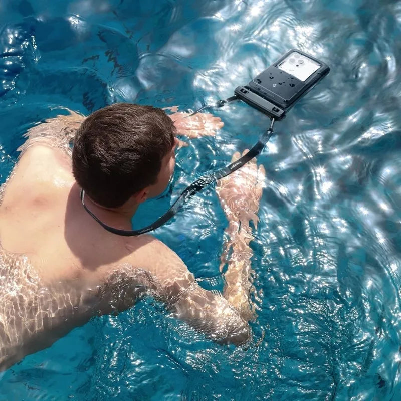 Spigen A611P Universalus vandeniui atsparus plūduriuojantis dėklas, 2 vnt. – Vandeniui atsparus dėklas išmaniesiems telefonams iki 6,9" (Matinė juoda)