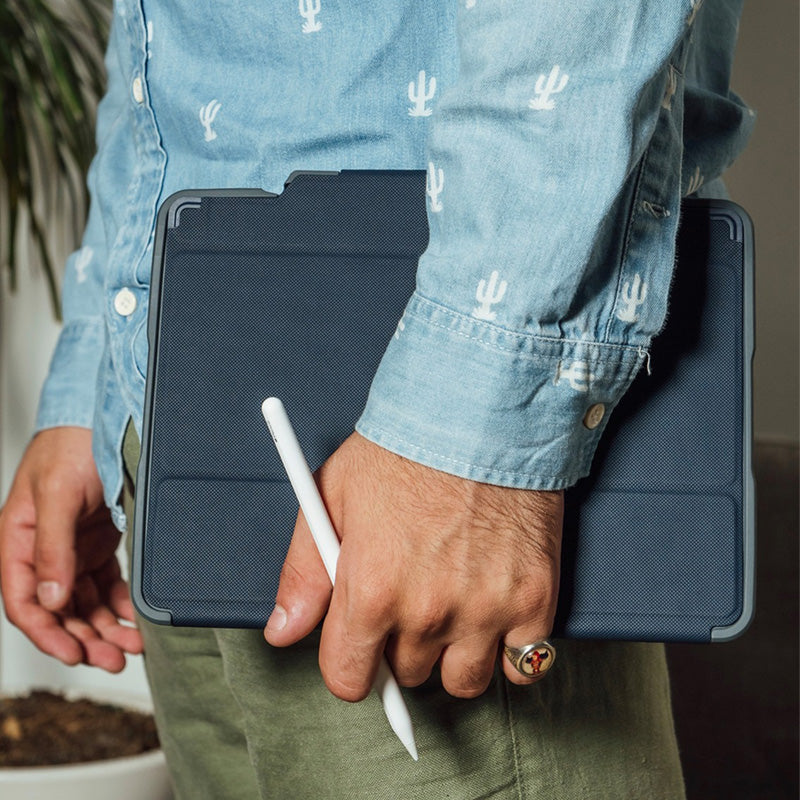 STM Dux Plus – Tvirtas dėklas, skirtas iPad 11 colių (2025) / 10,9 colių (2022) MIL-STD-810G, su Apple Pencil laikikliu (juodas) EDU/COM versija