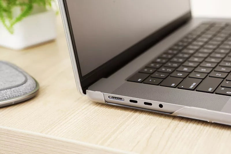 Moshi iGlaze – Kietasis dėklas, skirtas MacBook Air 13.6" M4 (2025) / M3 (2024) / M2 (2022) (Stealth Clear)