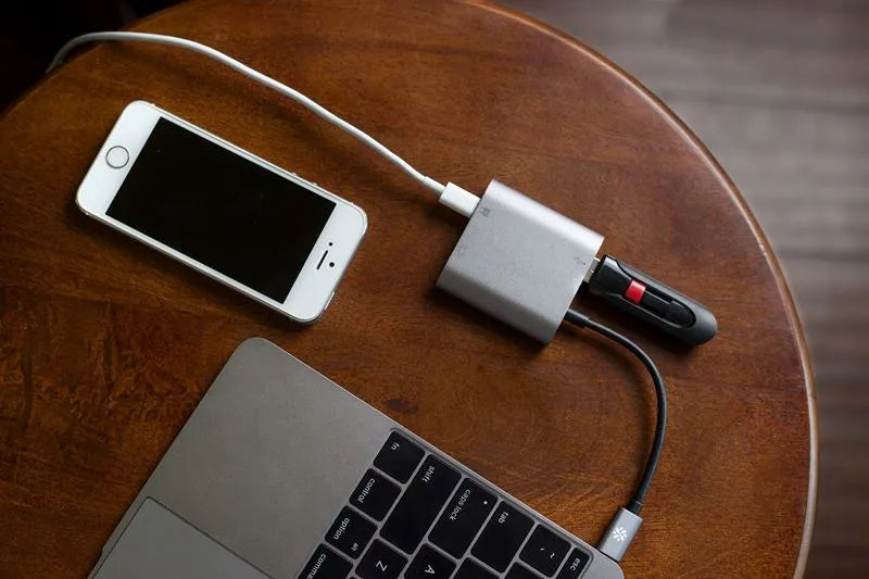 Kanex USB-C VGA adapteris su maitinimo tiekimo funkcija – USB 1,5 A, USB-C maitinimo tiekimas 60 W + VGA Full HD (anoduotas aliuminis)