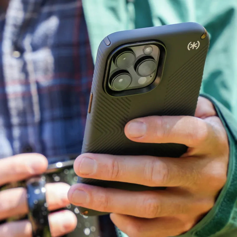 Speck Presidio2 Grip – neslystantis iPhone 15 Plus / 14 Plus dėklas (anglies / vėsiai bronzos / skalūno)