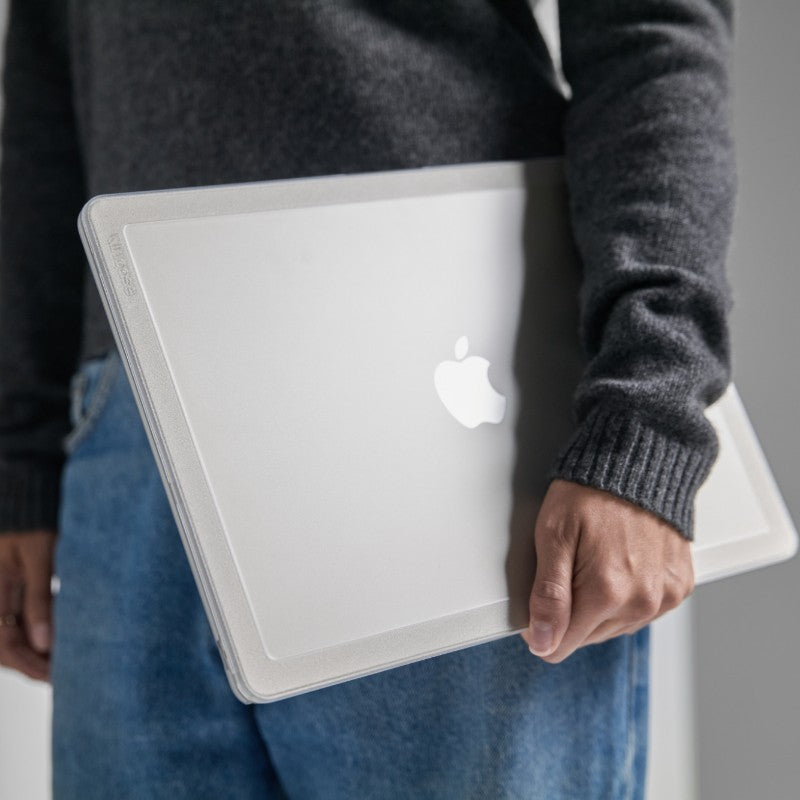 Incase Edge kieto korpuso dėklas – dėklas, skirtas MacBook Air 13" M4 (2025) / M3 (2024) / M2 (2022) (skaidrus)