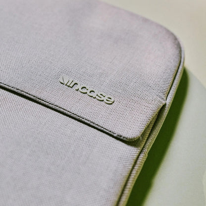 Incase Crosstown Sleeve su Woolenex – Dėklas su kišene skirtas MacBook Pro 16" (M4/M3/M2/M1/2024–2021) (juodas)