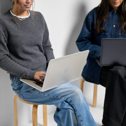 Incase Edge kieto korpuso dėklas – dėklas, skirtas MacBook Air 13" M4 (2025) / M3 (2024) / M2 (2022) (skaidrus)