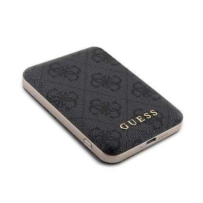 Guess rinkinys „MagSafe 4G Metal Gold Logo“ – dėklas + 5000 mAh „MagSafe“ išorinė baterija, skirta „iPhone 15“ (juoda)