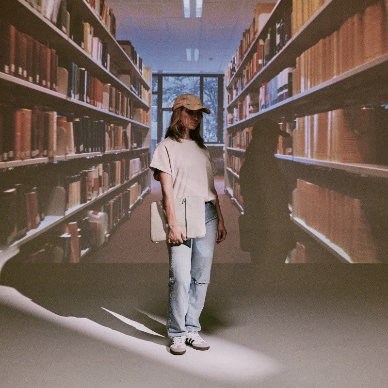 Incase Crosstown Sleeve su Woolenex – Dėklas su kišene skirtas MacBook Pro 16" (M4/M3/M2/M1/2024–2021) (juodas)