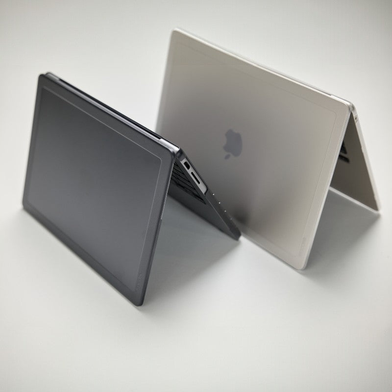 Incase Edge kieto korpuso dėklas – dėklas, skirtas MacBook Air 13" M4 (2025) / M3 (2024) / M2 (2022) (skaidrus)