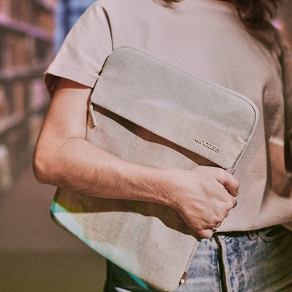 Incase Crosstown Sleeve su Woolenex – Dėklas su kišene skirtas MacBook Pro 16" (M4/M3/M2/M1/2024–2021) (juodas)