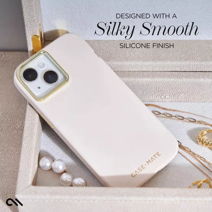 Case-Mate Silicone MagSafe – Dėklas iPhone 15 / iPhone 14 / iPhone 13 (smėlio spalvos)