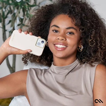 Case-Mate Silicone MagSafe – Dėklas iPhone 15 / iPhone 14 / iPhone 13 (smėlio spalvos)