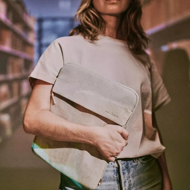 Incase Crosstown Sleeve su Woolenex - dėklas su kišenėle, skirtas MacBook Pro 14" (M4/M3/M2/M1/2024-2021) (Limestone)
