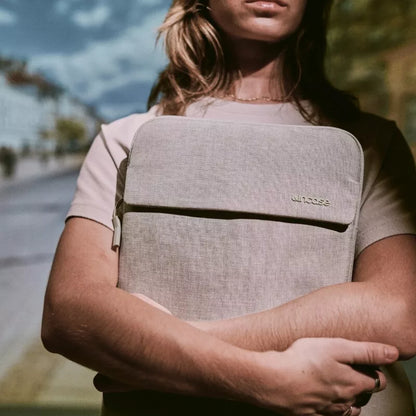 Incase Crosstown Sleeve su Woolenex - dėklas su kišenėle, skirtas MacBook Pro 14" (M4/M3/M2/M1/2024-2021) (Limestone)