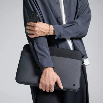 Incase A.R.C. įmautė – dėklas su kišenėle, skirtas MacBook Pro 14" (M4/M3/M2/M1/2024-2021) (pilka)