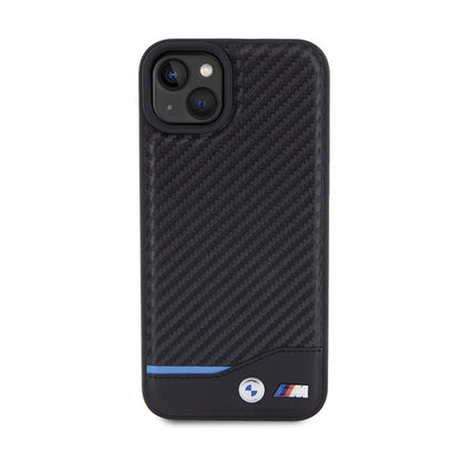 BMW od odos, karbono, su mėlyna linija – dėklas iPhone 15 Plus (juodas)