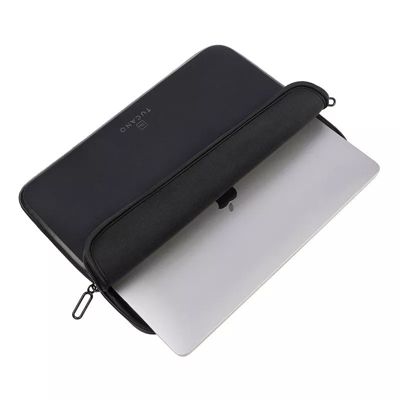 TUCANO Elements 2 – Dangtelis MacBook Air 13” (M4/M3/M2/M1/2025–2018) / Pro 13” (juodas)