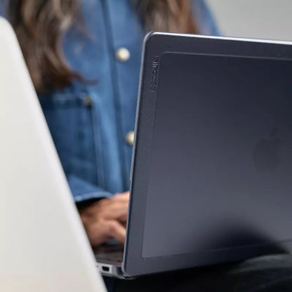 Incase Edge kietas dėklas – dėklas, skirtas MacBook Pro 14" (M4/M3/M2/M1/2024–2021) (juodas)