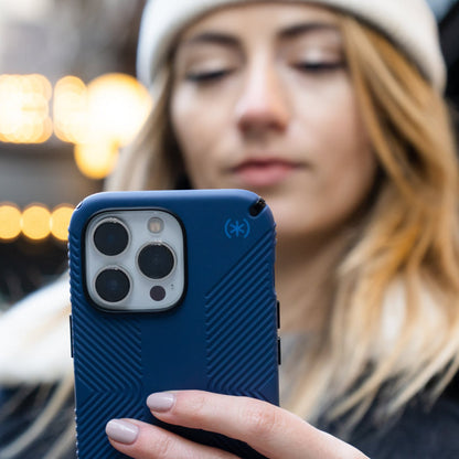 Presidio2 Grip – dėklas, skirtas „iPhone 15 Plus / 14 Plus“ su „MICROBAN“ danga (pajūrio mėlyna / juoda / balta)