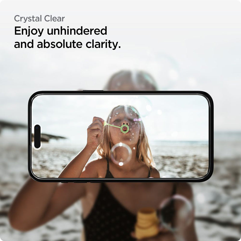 Spigen Alm Glass FC 2-Pack – Grūdintas stiklas iPhone 15 (2 vnt., juodu rėmeliu)