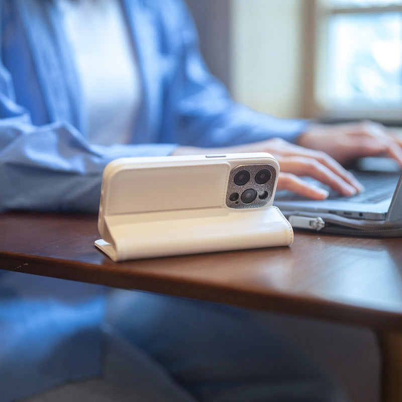 Moshi Overture MagSafe – Odos 3-in-1 dėklas su atverčiamu dangteliu skirtas iPhone 15 (Eggnog White)