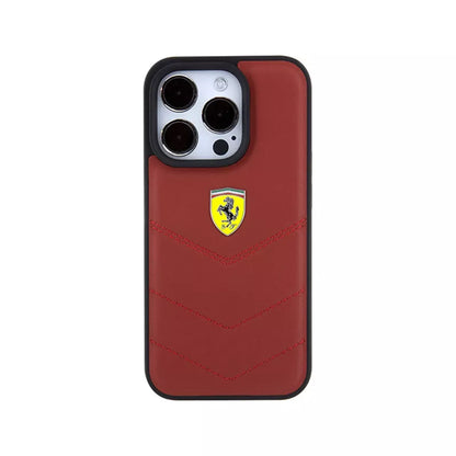 Ferrari Quilted Metal Logo – dėklas iPhone 15 Pro (raudonas)