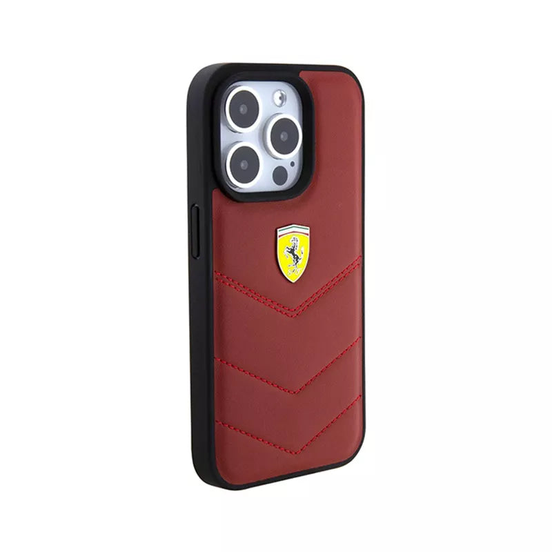 Ferrari Quilted Metal Logo – dėklas iPhone 15 Pro (raudonas)