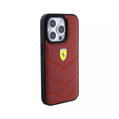 Ferrari Quilted Metal Logo – dėklas iPhone 15 Pro (raudonas)