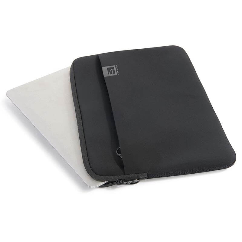 Tucano Top Second Skin – dėklas 13 colių „MacBook Pro“ (M2/M1/2022–2016), 13 colių „MacBook Air“ (M4/M3/M2/2025–2018) (juodas)