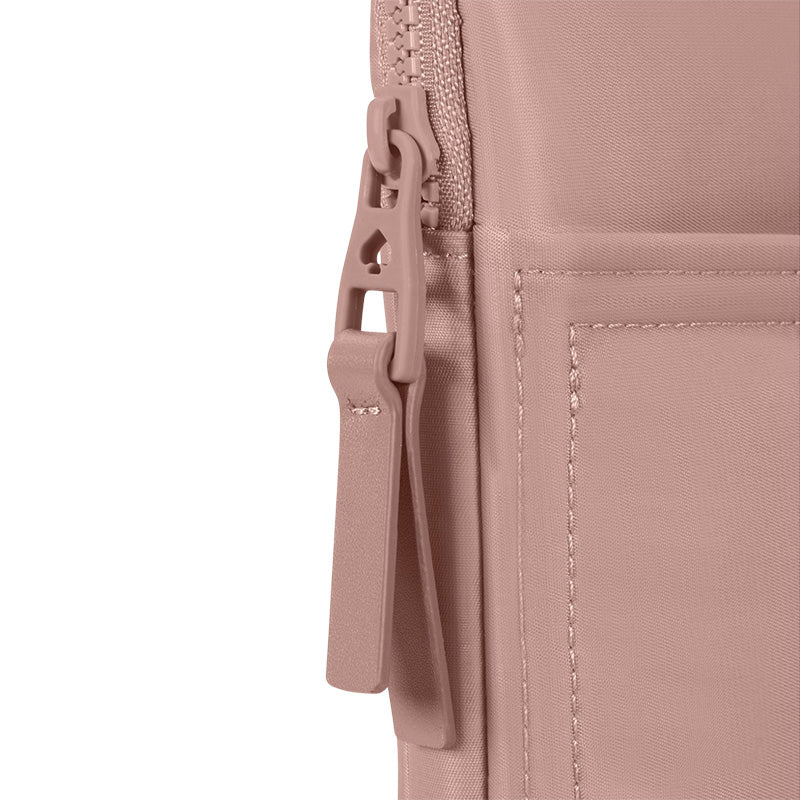 Kate Spade New York Pūstas dėklas – MacBook Pro 16" / Nešiojamojo kompiuterio 16" (Madison Rouge Nailonas)