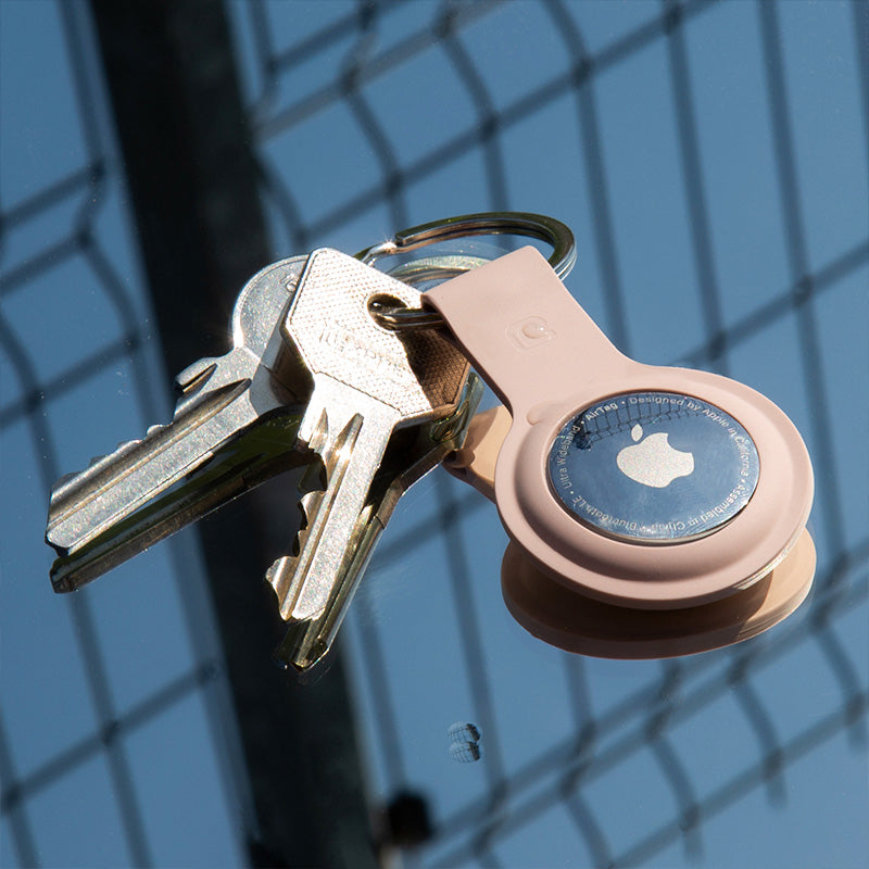 Crong silikoninis dėklas su raktų pakabuku – apsauginis dėklas Apple AirTag raktų pakabukui (smėlio rožinės spalvos)