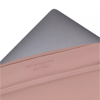Kate Spade New York Pūstas dėklas – MacBook Pro 16" / Nešiojamojo kompiuterio 16" (Madison Rouge Nailonas)