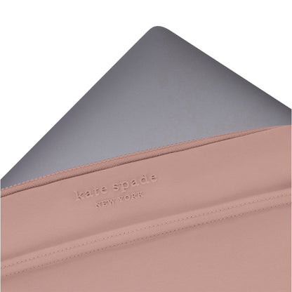 Kate Spade New York Pūstas dėklas – MacBook Pro 16" / Nešiojamojo kompiuterio 16" (Madison Rouge Nailonas)
