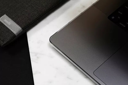 Moshi iGlaze – Kietas dėklas, skirtas MacBook Pro 16" (M4/M3/M2/M1/2024-2021) (Tamsiai skaidrus)