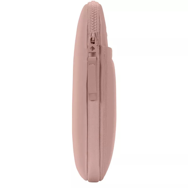 Kate Spade New York Pūstas dėklas – MacBook Pro 16" / Nešiojamojo kompiuterio 16" (Madison Rouge Nailonas)