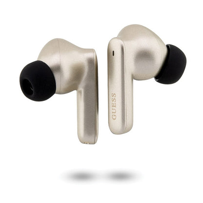 Guess True Wireless Classic EST BT5.3 – TWS ausinės + įkrovimo dėklas (aukso spalvos)