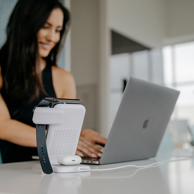 STM ChargeTree Swing 3-in-1 įkrovimo stotelė telefonui, „AirPods“, „Apple Watch“ – balta