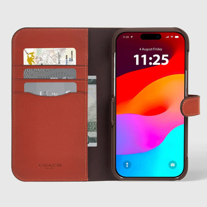 „Coach Folio Signature C“ dėklas – „2-in-1“ dėklas su atverčiamu dangteliu, skirtas „iPhone 15 Pro“ (šviesiai rudas)