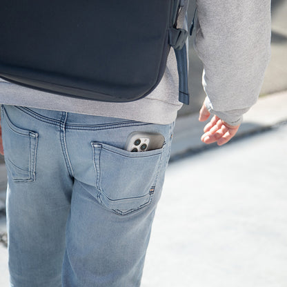 Incase Halo dėklas MagSafe – dėklas „iPhone 16“ (Oil Slick Smoke)